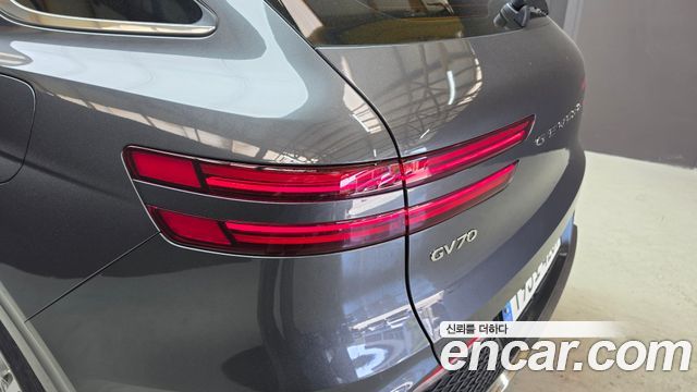 Genesis GV70 2023 — photo 9