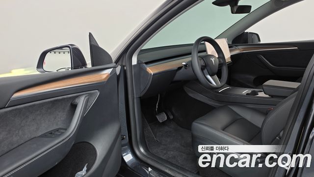 Tesla Model Y 2025 — photo 13