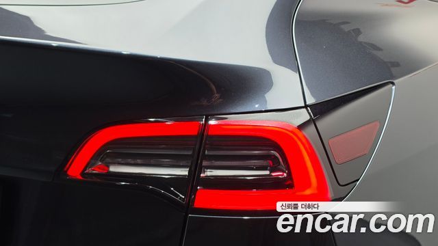 Tesla Model Y 2025 — photo 9