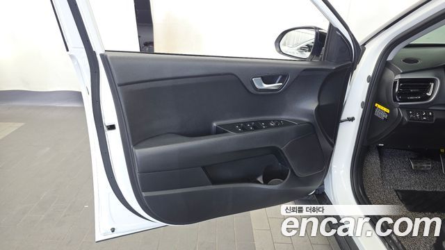 Kia Stonic 2018 — photo 14