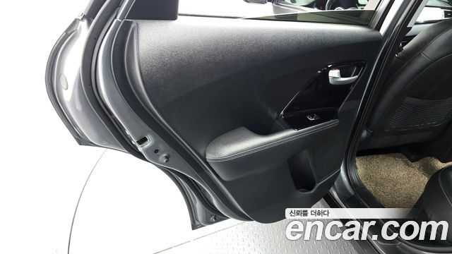 Kia Niro 2018 — photo 15