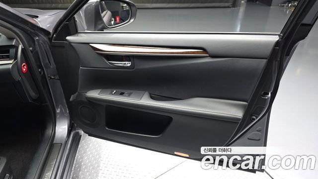 Lexus ES 2015 — photo 14