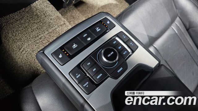 Genesis G80 2017 — photo 24
