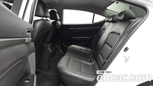 Hyundai AVANTE 2017 — photo 17