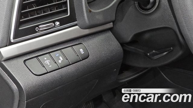 Hyundai AVANTE 2017 — photo 19