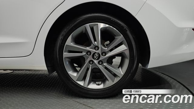 Hyundai AVANTE 2017 — photo 7