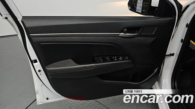 Hyundai AVANTE 2017 — photo 14