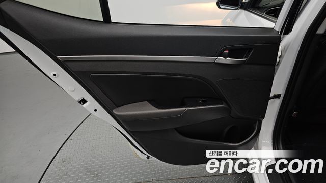 Hyundai AVANTE 2017 — photo 15