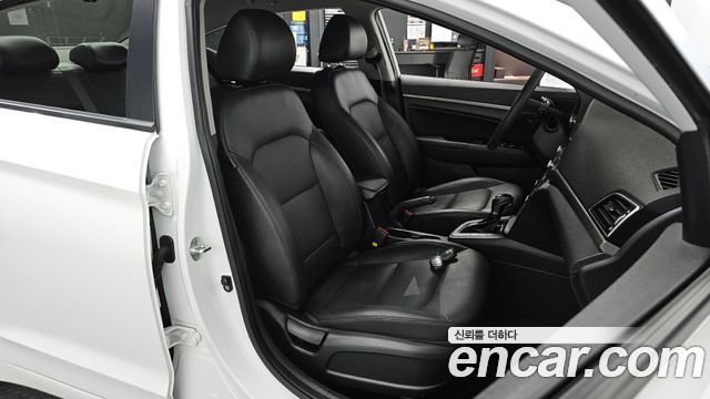 Hyundai AVANTE 2017 — photo 16