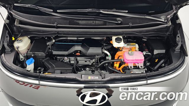 Hyundai Staria 2025 — photo 6
