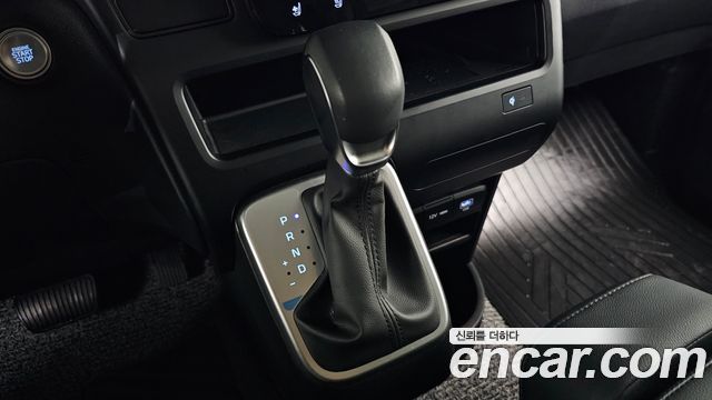 Hyundai Staria 2025 — photo 12