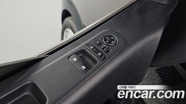 Hyundai Staria 2025 — photo 28