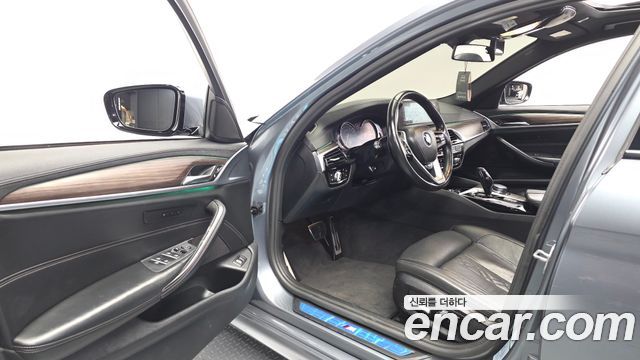BMW 5-Series 2017 — photo 13