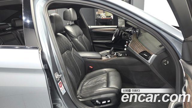 BMW 5-Series 2017 — photo 17