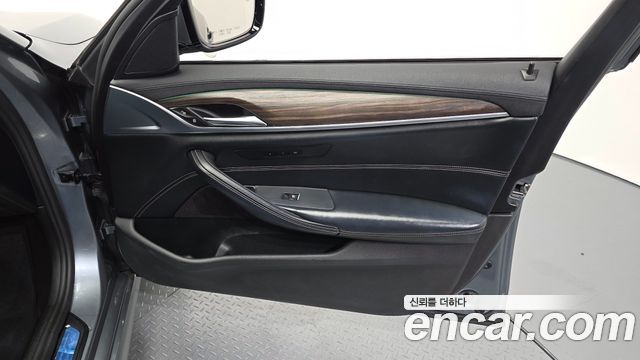 BMW 5-Series 2017 — photo 14