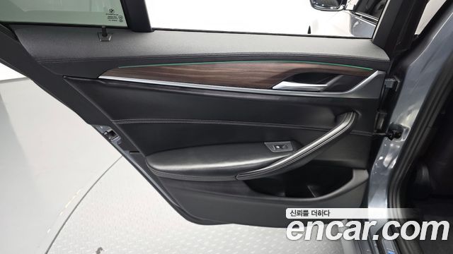 BMW 5-Series 2017 — photo 15