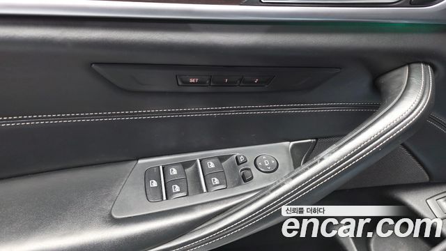 BMW 5-Series 2017 — photo 32