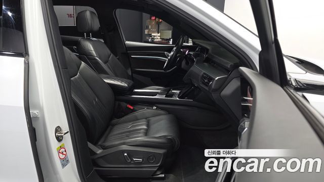Audi e-tron 2020 — photo 17