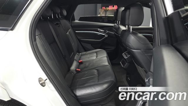 Audi e-tron 2020 — photo 18