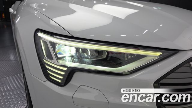 Audi e-tron 2020 — photo 8