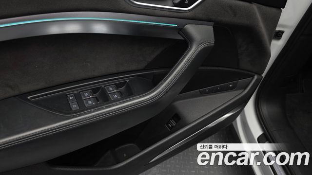 Audi e-tron 2020 — photo 31