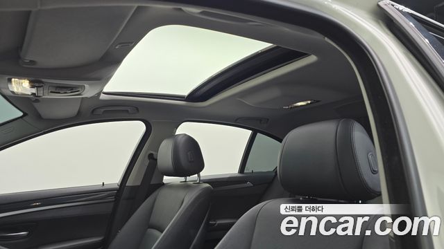 BMW 5-Series 2016 — photo 18