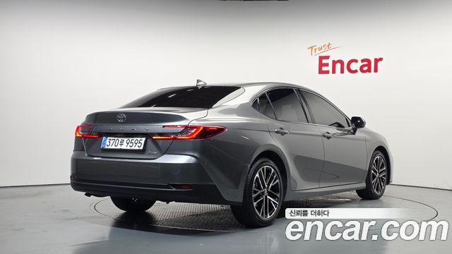 Toyota Camry 2025 — photo 2