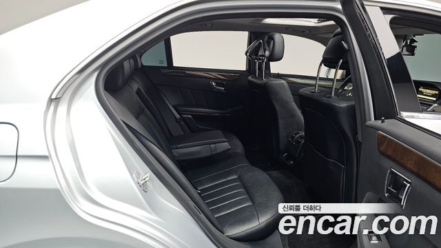 Mercedes-Benz E-Class 2010 — photo 11