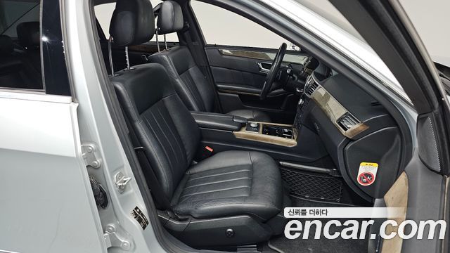 Mercedes-Benz E-Class 2010 — photo 12