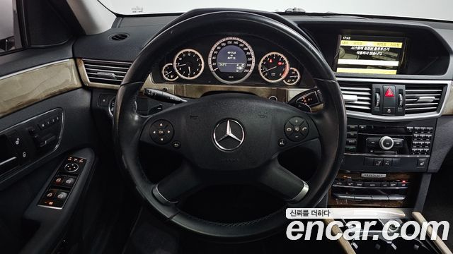 Mercedes-Benz E-Class 2010 — photo 13