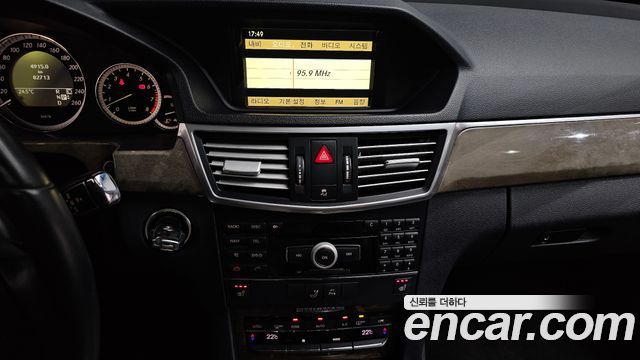 Mercedes-Benz E-Class 2010 — photo 14