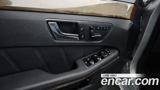 Mercedes-Benz E-Class 2010 — photo 16
