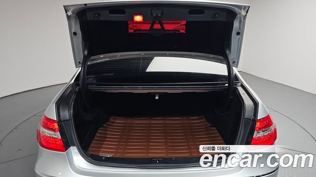 Mercedes-Benz E-Class 2010 — photo 20