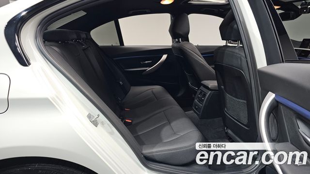 BMW 3-Series 2018 — photo 17