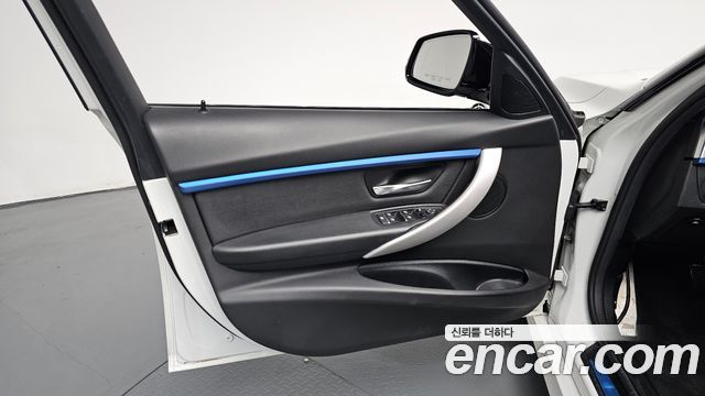 BMW 3-Series 2018 — photo 14
