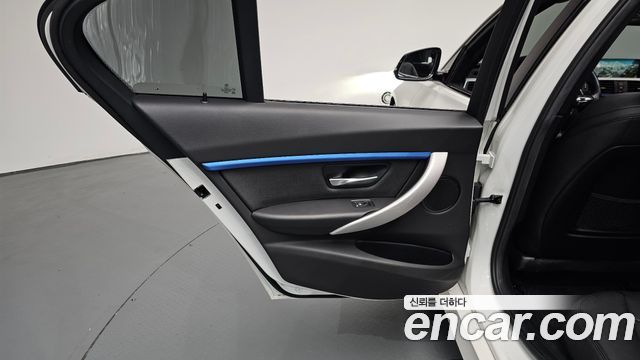 BMW 3-Series 2018 — photo 15