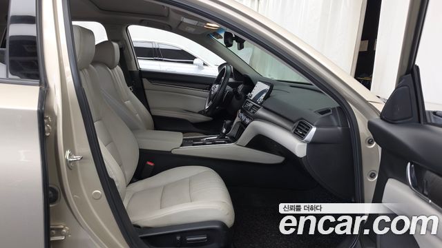 Honda Accord 2018 — photo 17