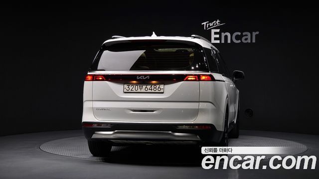 Kia Canival 2023 — photo 4