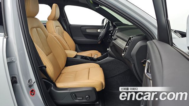 Volvo XC40 2022 — photo 16