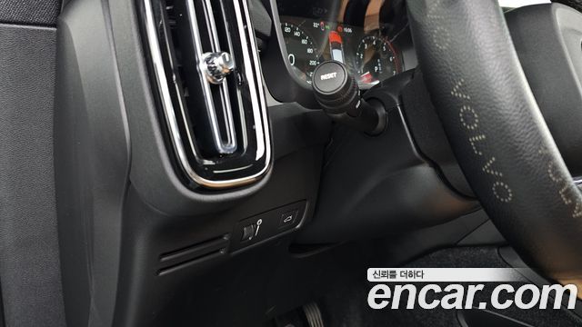 Volvo XC40 2022 — photo 28
