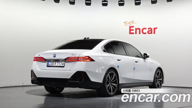 BMW 5-Series 2024 — photo 2