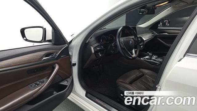 BMW 5-Series 2018 — photo 10