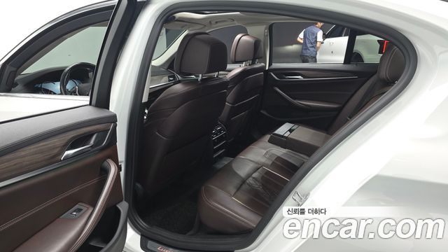 BMW 5-Series 2018 — photo 11