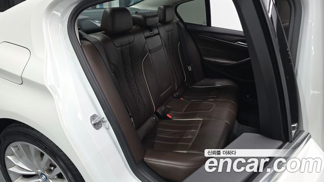 BMW 5-Series 2018 — photo 12