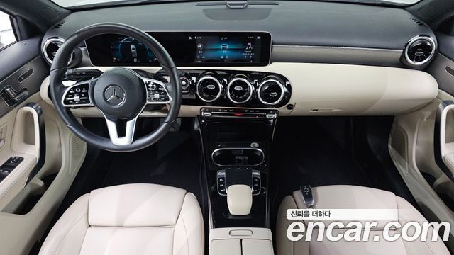 Mercedes-Benz A-Class 2019 — photo 10