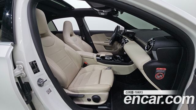 Mercedes-Benz A-Class 2019 — photo 18