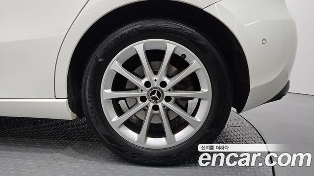 Mercedes-Benz A-Class 2019 — photo 7