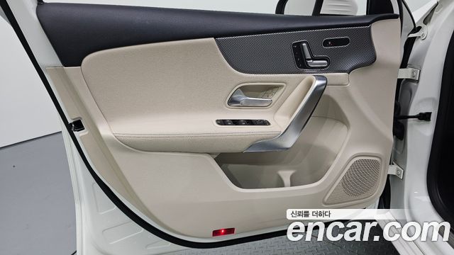 Mercedes-Benz A-Class 2019 — photo 14