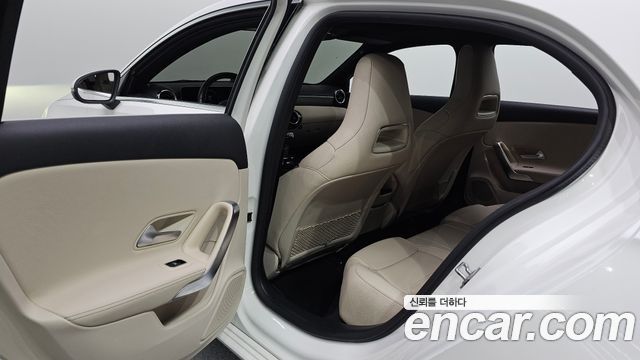 Mercedes-Benz A-Class 2019 — photo 16