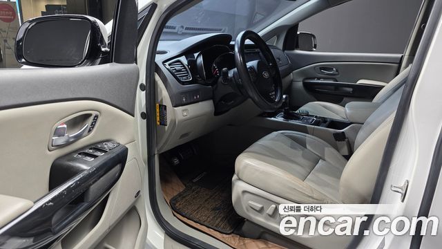 Kia Canival 2015 — photo 13